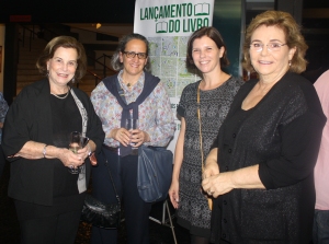 Em sentido horário: xxxx, Ana Cecília Campos e Márcia Kalvon Woods (coautoras do livro) e Maria Helena Bueno, presidente da SAAP